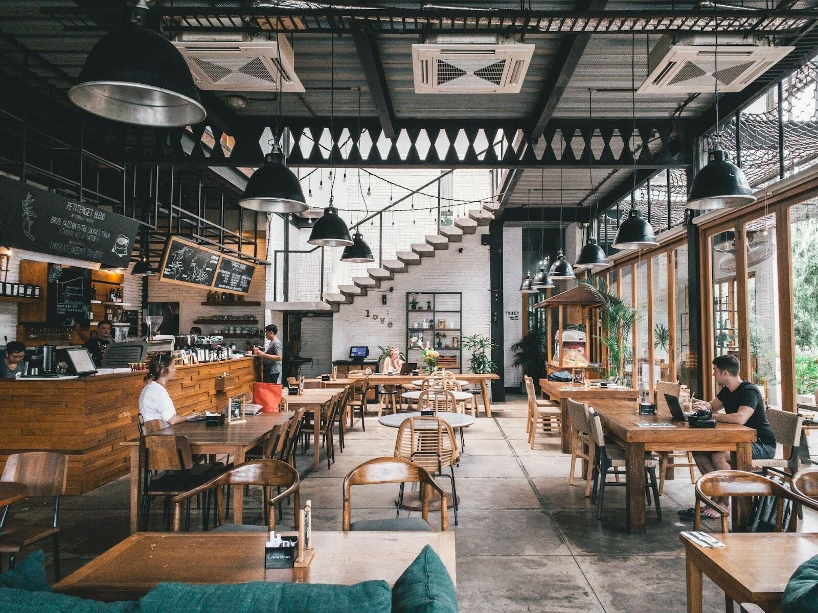 Maksimalkan Promosi Bisnis Kafe Anda dengan Branding Sosmed Melalui Rajakomen.com