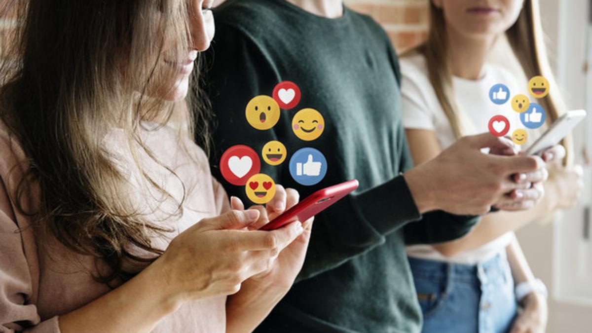 Mengungkap Peran Buzzer Pilkada dalam Manipulasi Opini dan Bagaimana Rajakomen.com Dapat Membantu