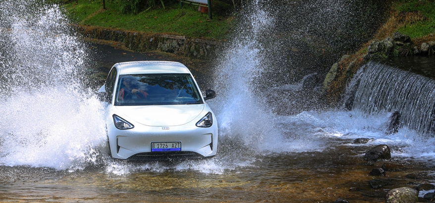 Musim Hujan Tiba! Tips Aman Mengemudi Mobil Listrik Saat Banjir